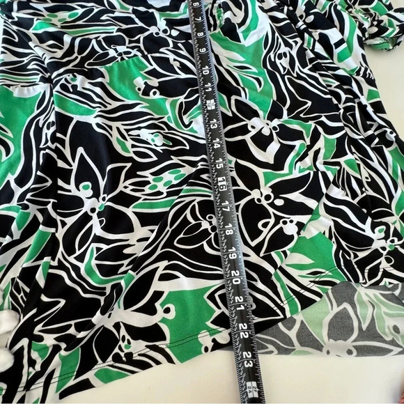 Style & Co || Women’s  Kelly Green and Black Floral Drapey Blouse 1X - Picture 8 of 10